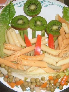 Una foto de Macarrones de colores con kiwi