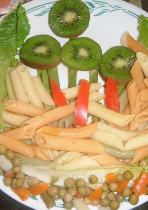 Una foto de Macarrones de colores con kiwi