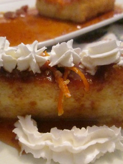 Una foto de Budín de pan a la naranja con chantillí