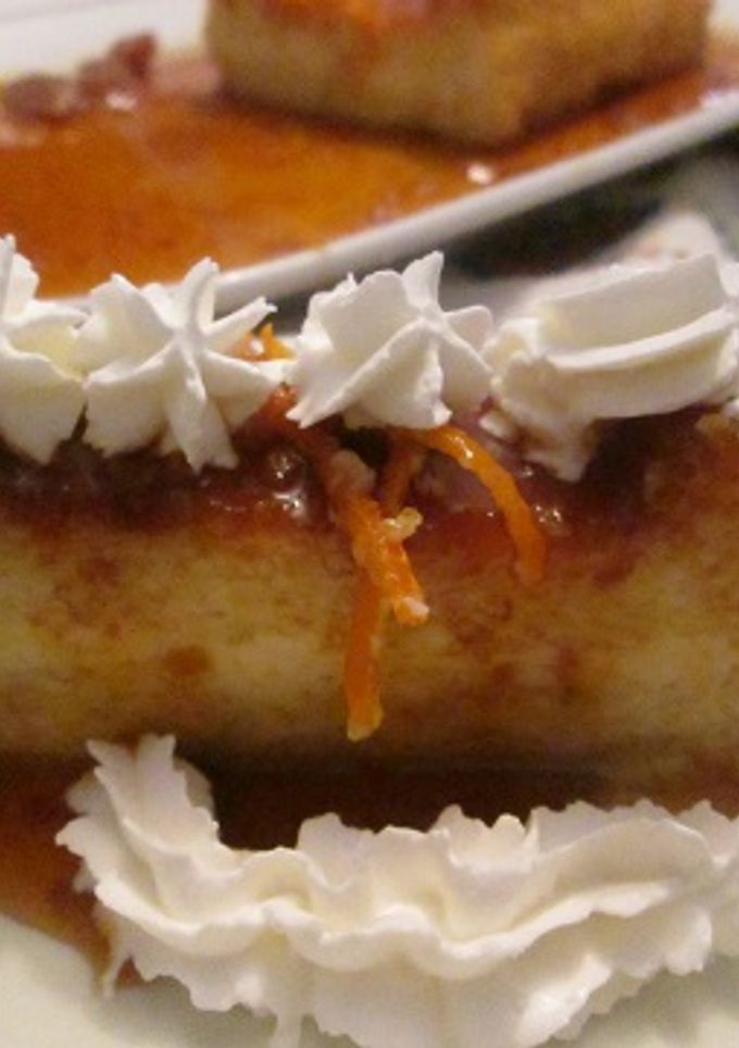 Una foto de Budín de pan a la naranja con chantillí