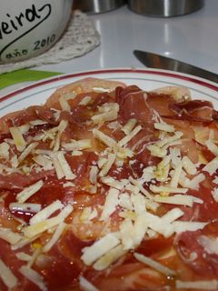 Una foto de Ensalada de tomate con jamón y queso