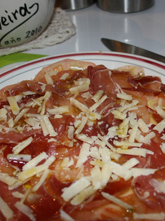 Foto principal de Ensalada de tomate con jamón y queso