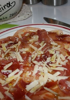 Una foto de Ensalada de tomate con jamón y queso