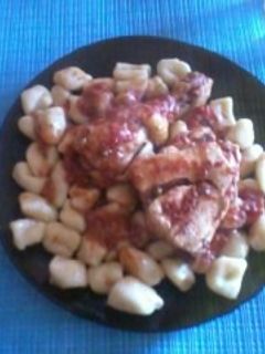Una foto de Ñoquis con salsa de pollo