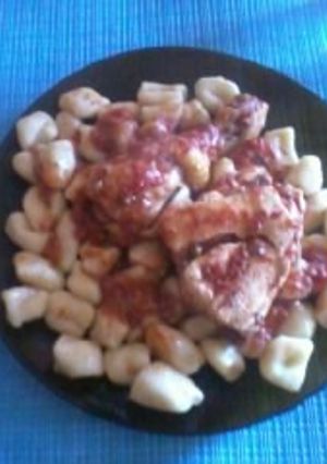Una foto de Ñoquis con salsa de pollo