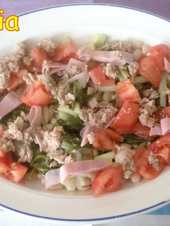 Una foto de Ensalada de judías blancas con acelgas