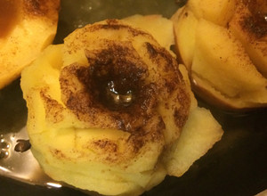 Una foto de Manzanas asadas con licor Monastique