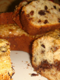 Una foto de Budín de banana, chips de chocolate y pasas