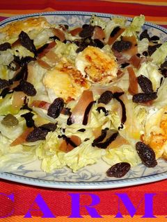 Una foto de Ensalada de queso de cabra y jamón serrano