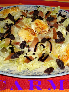Una foto de Ensalada de queso de cabra y jamón serrano