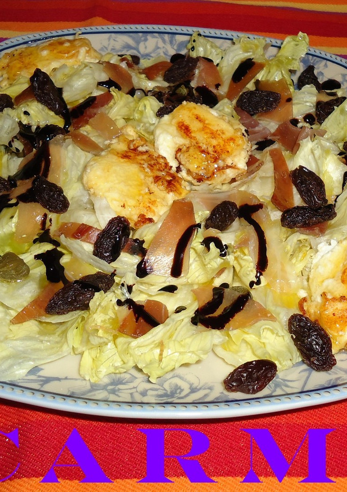 Una foto de Ensalada de queso de cabra y jamón serrano