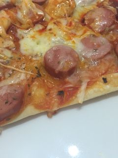 Una foto de Pizza de hojaldre con salchichas y chorizo
