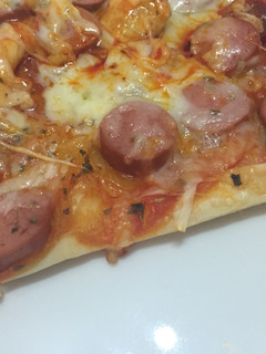 Una foto de Pizza de hojaldre con salchichas y chorizo