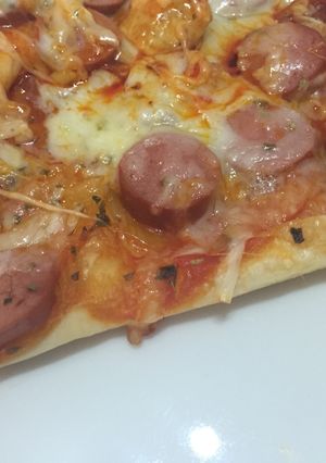 Una foto de Pizza de hojaldre con salchichas y chorizo