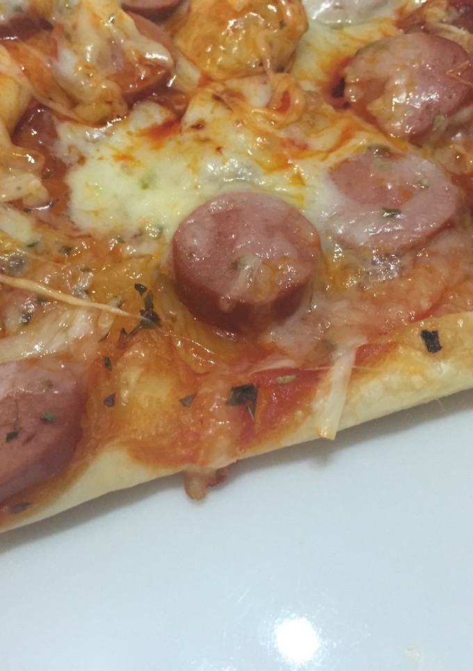 Una foto de Pizza de hojaldre con salchichas y chorizo