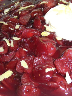 Una foto de Cerezas con salsa de vino tinto y chantilly