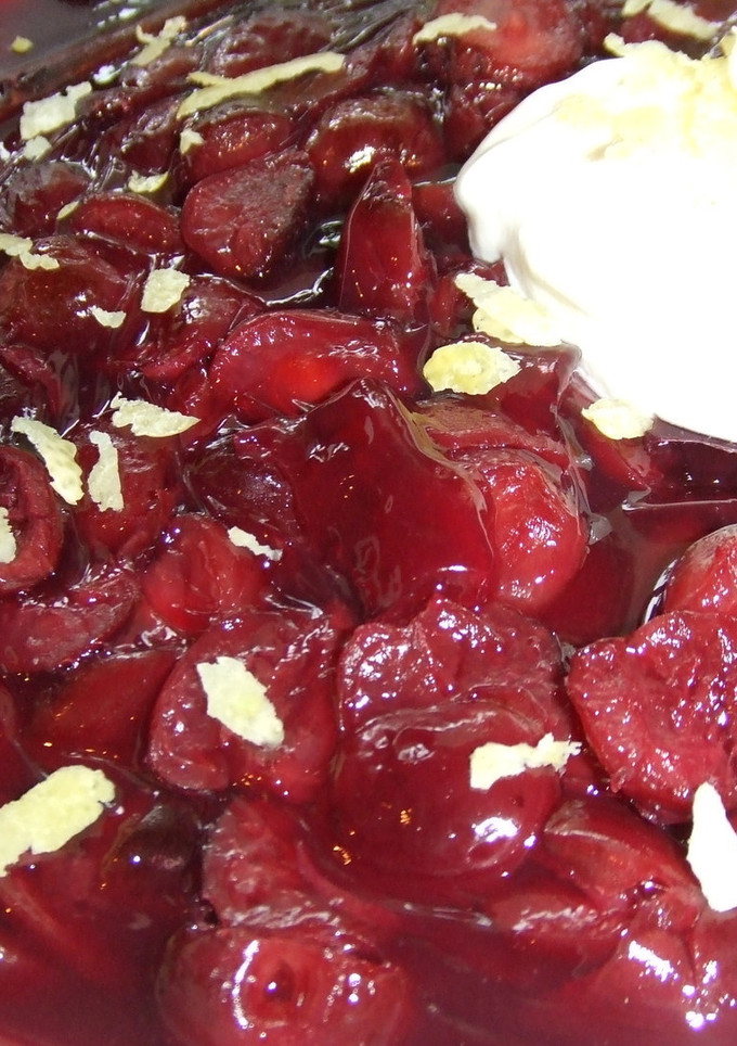 Una foto de Cerezas con salsa de vino tinto y chantilly