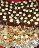 Torta de hojaldre con dulce de leche, kokoas y setitas bañadas en chocolate