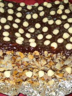 Una foto de Torta de hojaldre con dulce de leche, kokoas y setitas bañadas en chocolate