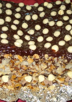 Una foto de Torta de hojaldre con dulce de leche, kokoas y setitas bañadas en chocolate