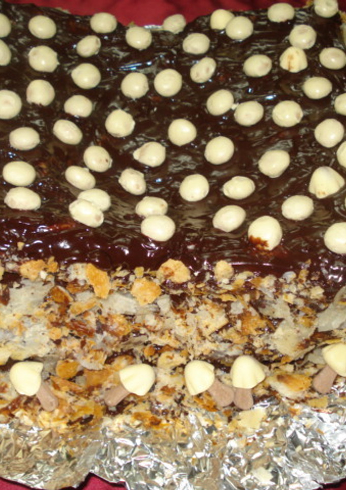 Una foto de Torta de hojaldre con dulce de leche, kokoas y setitas bañadas en chocolate