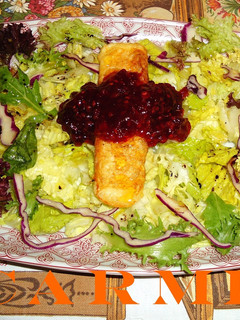 Una foto de Ensalada de brie y mermelada de frambuesa