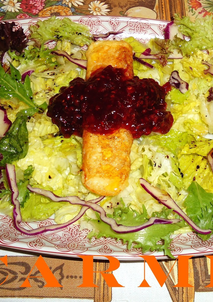 Una foto de Ensalada de brie y mermelada de frambuesa