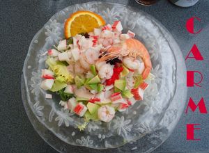 Una foto de Ensalada tropical con lumpo rojo y negro