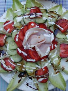Una foto de Ensalada de fresas con jamón