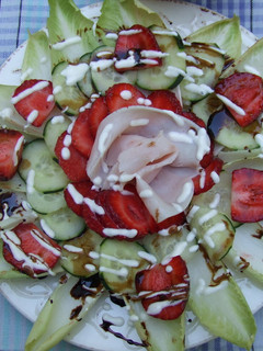 Una foto de Ensalada de fresas con jamón