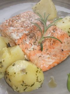 Una foto de Salmón al vapor con salsa de guisantes