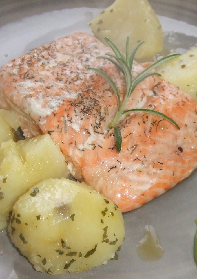 Una foto de Salmón al vapor con salsa de guisantes