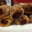 Rollitos de pan de molde rellenos de queso crema o nutella con fresas