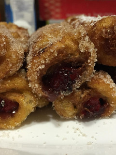 Una foto de Rollitos de pan de molde rellenos de queso crema o nutella con fresas
