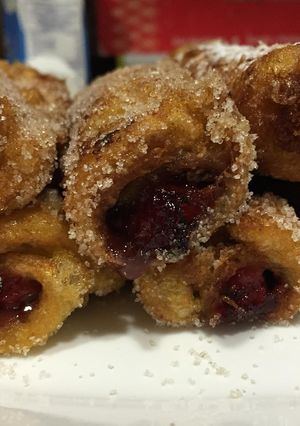 Una foto de Rollitos de pan de molde rellenos de queso crema o nutella con fresas
