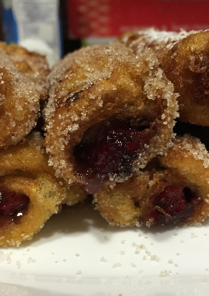 Una foto de Rollitos de pan de molde rellenos de queso crema o nutella con fresas