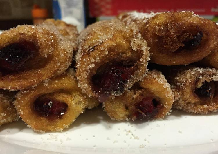 Rollitos de pan de molde rellenos de queso crema o nutella con fresas