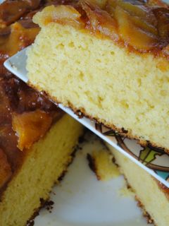 Una foto de Bizcocho de kefir y manzanas caramelizadas