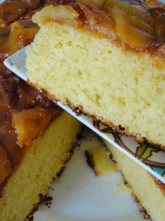 Una foto de Bizcocho de kefir y manzanas caramelizadas