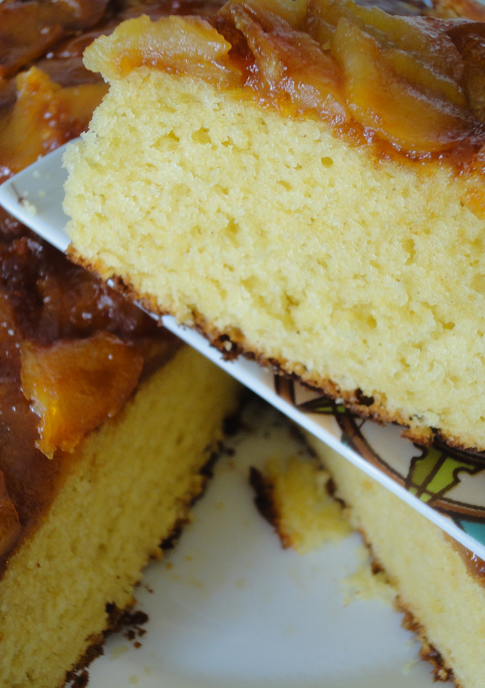 Una foto de Bizcocho de kefir y manzanas caramelizadas