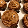 Cupcakes de chocolate con mermelada de frambuesa
