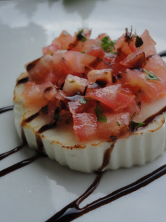 Una foto de Queso fresco con aliño de tomate