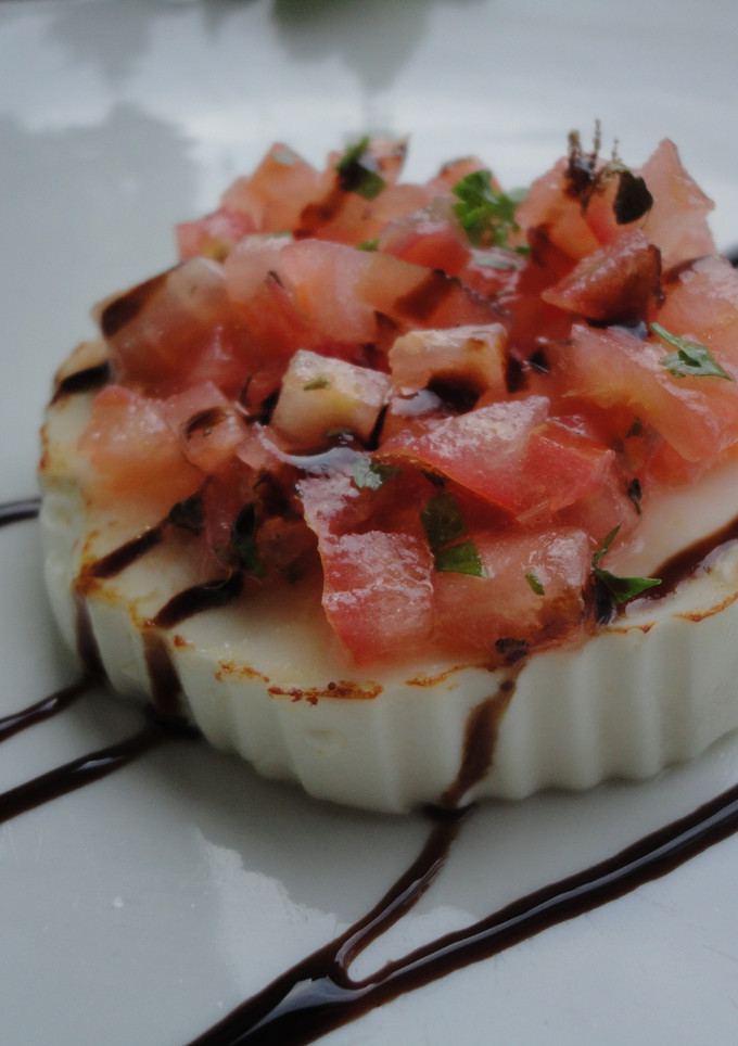 Una foto de Queso fresco con aliño de tomate