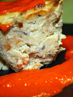 Una foto de Pastel de patatas con verduras y salsa de piquillos