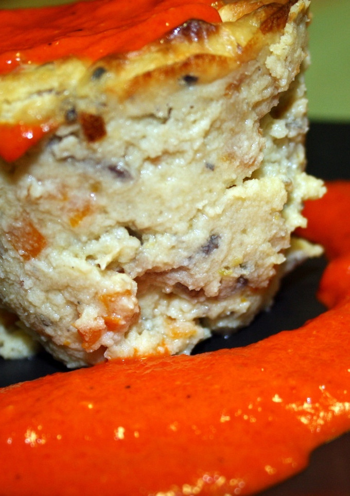 Una foto de Pastel de patatas con verduras y salsa de piquillos