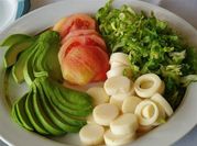 Una foto de ensalada de palmitos y manzana