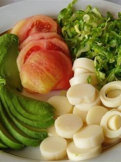 Una foto de Ensalada de palmitos y aguacate