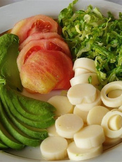 Una foto de Ensalada de palmitos y aguacate