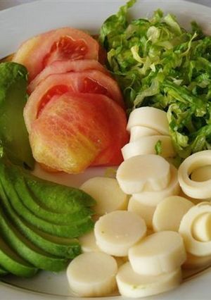 Una foto de Ensalada de palmitos y aguacate