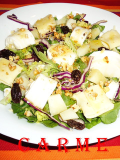 Una foto de Ensalada de quesos con miel